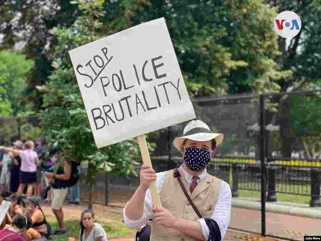 Alto al abuso policial, dice el cartel de este manifestante en Washington D.C., el s&#225;bado 6 de junio de 2020.