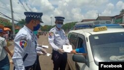 ယာဉ်အန္တရာယ်ကင်းရှင်းရေးနှင့် မော်တော်ယာဉ်စီမံခန့်ခွဲမှု ဉပဒေအား ယာဉ်မောင်းများထံသို့ အမှတ်(၂)ယာဉ်ထိန်းရဲတပ်ဖွဲ့ခွဲ(ရန်ကုန်)ရှိ ယာဉ်ထိန်းရဲတပ်ဖွဲ့ဝင်များ (Credit- Yangon Traffic Police's Facebook)