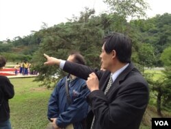 宜兰县政府秘书长陈鑫益在绿色博览会上向记者介绍情况 (美国之音木风拍摄)