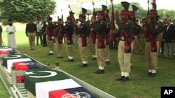 Pakistani police pay tribute to their commrades, killed in an overnight ambush by gunmen during a funeral ceremony in Karachi on August 20, 2011.