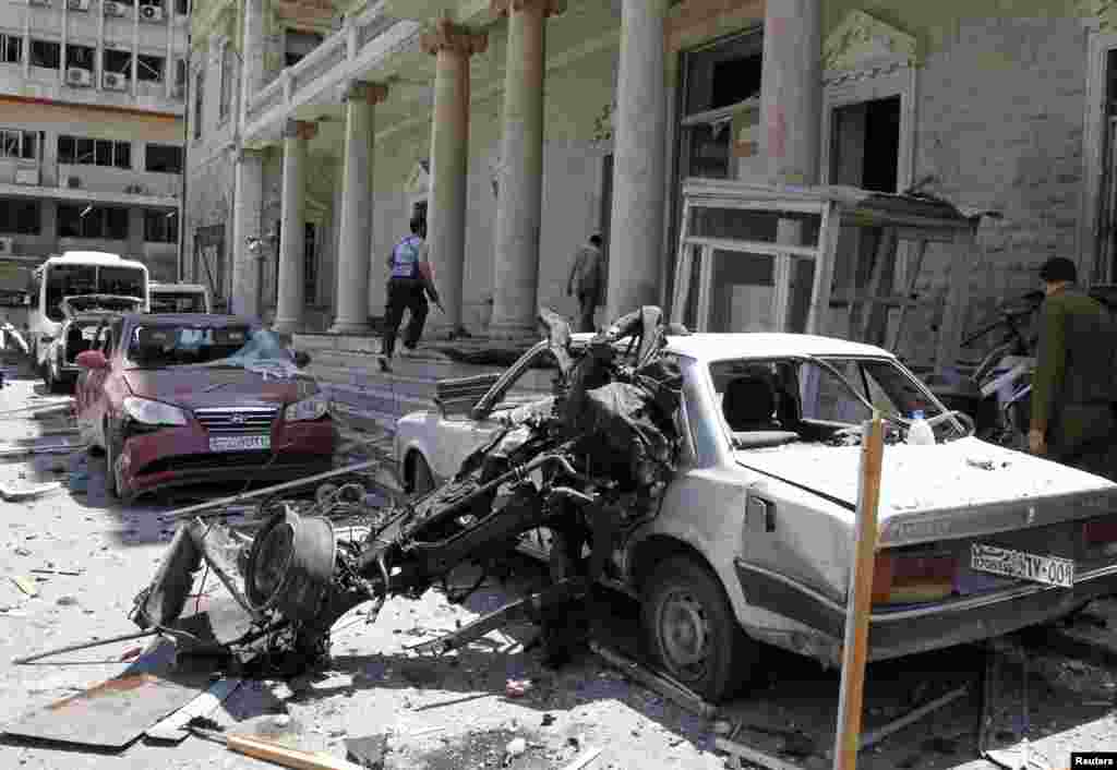 2013年4月30日，大马士革马尔贾广场发生爆炸后，安全人员走在前内政部大楼前。