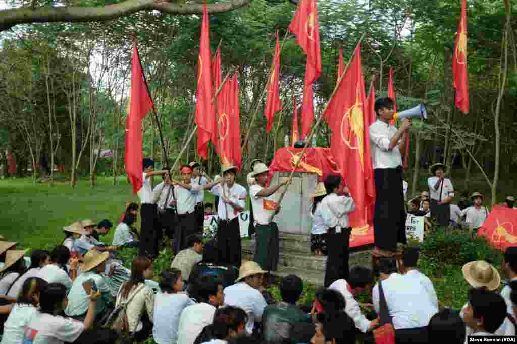 Siswa melakukan rally di lokasi perkumpulan siswa di Universitas Yangon, yang diledakkan oleh pihak yang berwenang dalam bentrokan pada tahun 1962.