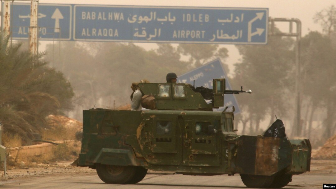 Vehículos militares rebeldes circulan por Dahiyat al-Assad, al oeste de Alepo, Siria, el viernes, 28 de octubre, de 2016.