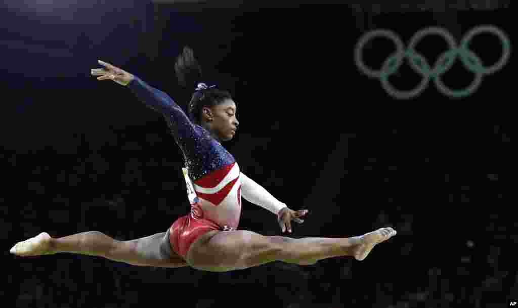 Pesenam AS Simone Biles tampil di palang sejajar dalam final senam indah putri pada Olimpiade 2016 di Rio de Janeiro, Brazil (9/8).&nbsp;(AP/Rebecca Blackwell)