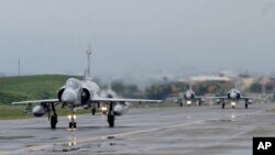 Aviones Mirage 2000 de la fuera aérea de Taiwán despegan de la base de Hsinchu durante una maniobra el 11 de enero de 2023.