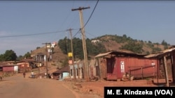 Jalanan yang sepi di antara rumah-rumah dan toko yang ditinggalkan penghuninya di Kimbo, Kamerun. (Foto: dok).