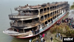 সুগন্ধা নদীর তীরে রাখা হয়েছে ঝালকাঠিতে আগুন লাগা লঞ্চটি। আগুনে কয়েক ডজন মানুষ মারা যান। (ছবি- রয়টার্স) 