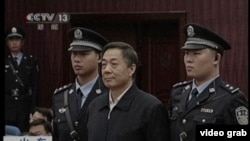 Ông Bạc Hy Lai ra trước phiên tòa trong tỉnh Sơn Đông