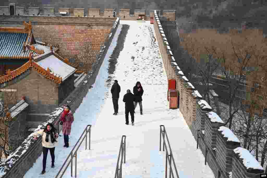 بیجنگ کے شمالی علاقوں میں پیر اور منگل کی درمیانی شب شدید برفباری ہوئی اس کے باوجود لوگوں کی ایک بڑی تعداد نے اس کا لطف اٹھانے کے لیے دیوار چین کا رخ کیا ہے۔