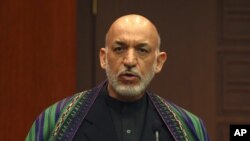Presiden Afghanistan Hamid Karzai dalam sebuah konferensi pers di Turki (12/12). (AP/Burhan Ozbilici)