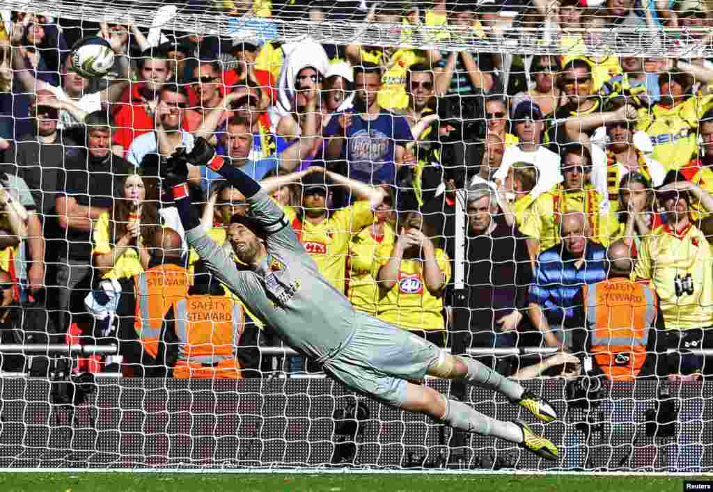 Watford&#39;s goalkeeper Manuel Almunia fails to stop Crystal Palace&#39;s Kevin Phillips (not pictured) from scoring his penalty goal during their Championship play-off final soccer match at Wembley Stadium in London. 