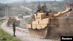 Turski vojni konvoj stiže do tursko-sirijske granice u provinciji Kilis, Turska, 21. januara 2018.