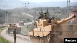 터키군 탱크 부대가 21일 시리아 접경 킬리스 지방을 지나고 있다.