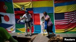 Una mujer recibe alimentos de la Alianza Ecuatoriana Internacional en un punto de ayuda durante el brote de coronavirus en la sección Corona de Queens, en Nueva York, el 16 de mayo de 2020.