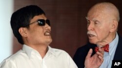 El profesor Jerome Cohen, derecha, conversa con el activista chino Chen Guangcheng a su llegada al campus de la Universidad de Nueva York, donde el abogado no vidente seguirá sus estudios de leyes.