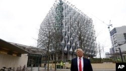 Figure de cire Madame Tussauds du président américain Donald Trump devant la nouvelle ambassade américaine à Londres, 12 janvier 2018.