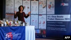 美国商务部长吉娜·雷蒙多(Gina Raimondo)在北京一家酒店参观面向中国市场的美国美容保健产品展示时发表讲话。(2023 年 8 月 28 日)