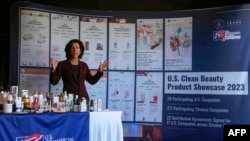 美国商务部长吉娜·雷蒙多(Gina Raimondo)2023年8月28日在北京向媒体展示在中国销售的一些美国制造的健康用品。（媒体联访照片）