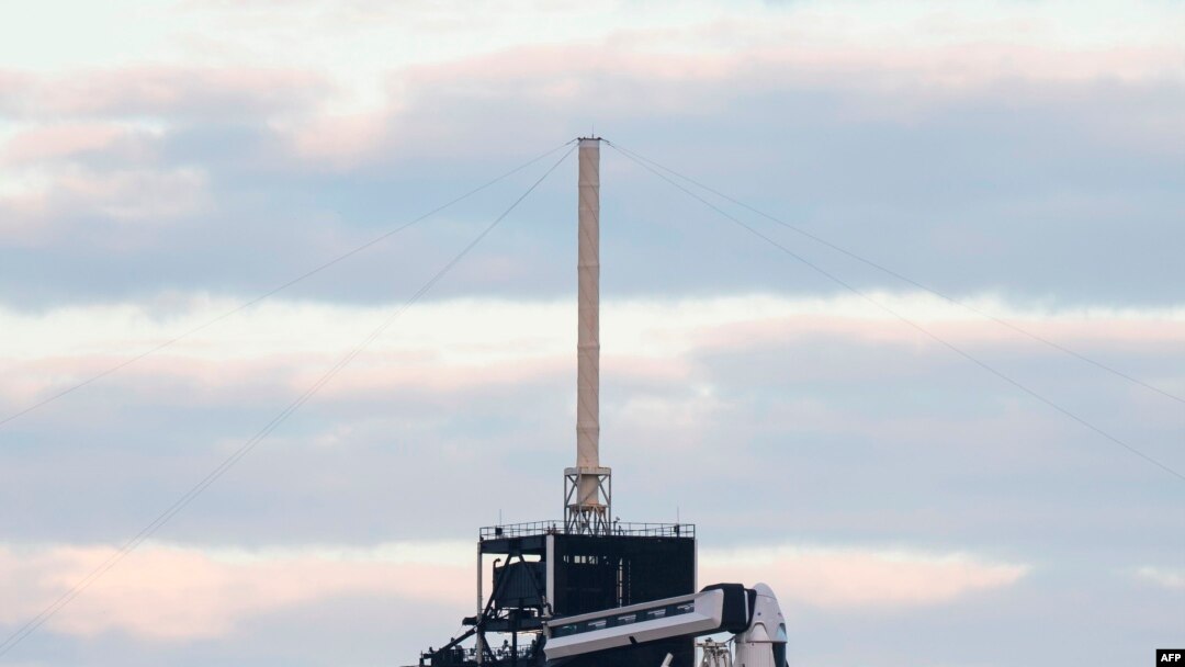 Esta foto de la NASA muestra el cohete Falcon 9 de SpaceX con el orbitador Crew Dragon de la empresa en la plataforma de lanzamiento del Centro Espacial Kennedy, en la Florida, el 15 de noviembre de 2020.