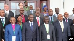 Des participants au dialogue inter-Burundais à Entebbe (environ 42 kilomètres à l'est de la capitale ougandaise Kampala), lundi 28 décembre 2015 (AP Photo / Stephen Wandera)