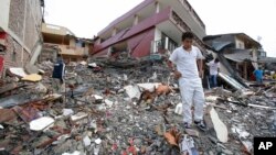 2016年4月17日厄瓜多尔佩德纳莱斯: 强震后在废墟里搜寻物品