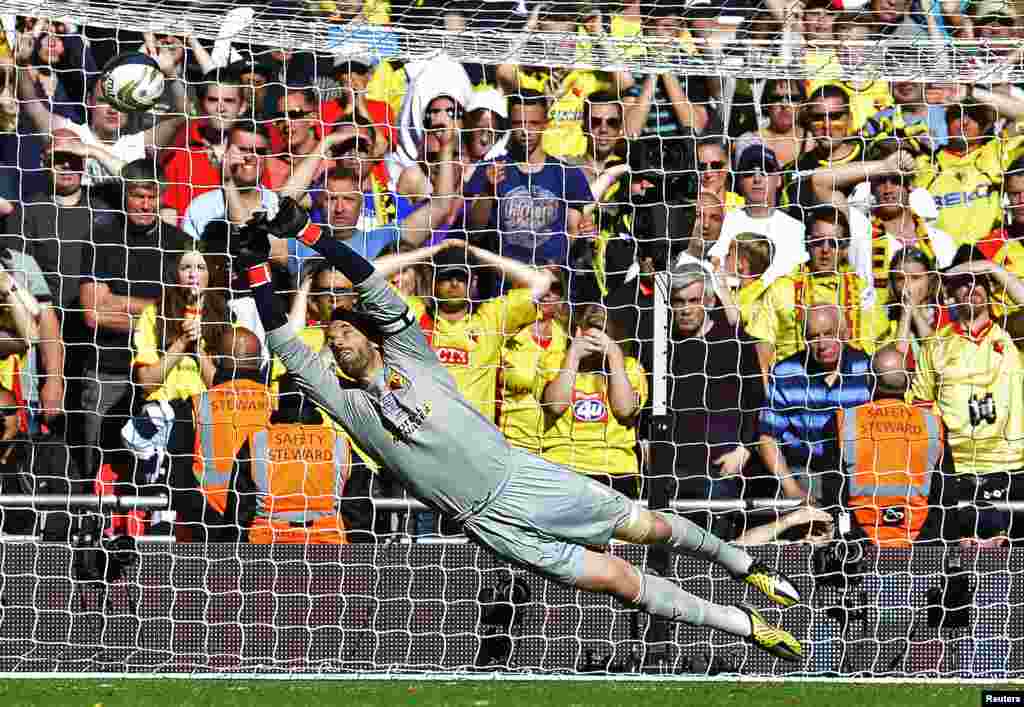 Penjaga gawang klub Watford, Manuel Almunia gagal menghentikan tembakan penalti pemain Crystal Palace, Kevin Phillips (tidak tampak) dalam kejuaraan babak play-off di Stadion Wembley, London.