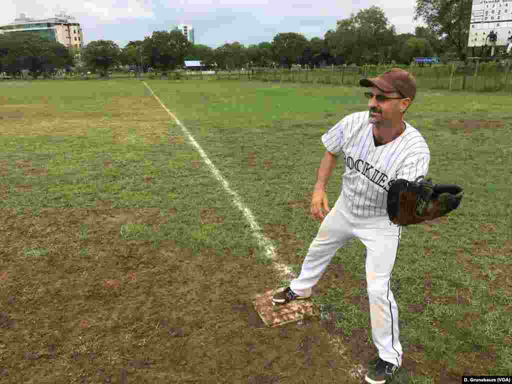 Warga AS, Mick Amundson-Geisel, seorang konselor di sekolah internasional di Yangon. Dia mengatakan dia menikmati persahabatan dengan ekspatriat dan pemain Myanmar lainnya ketika melakukan olahraga baseball.