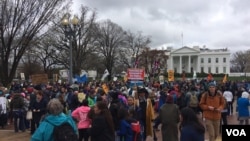 数以千计的美国印第安人3月10日涌至华盛顿抗议，反对川普决定修建两条石油管道。