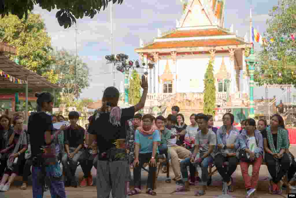 ក្រុមការងារនៃកម្មវិធី «បុណ្យភូមិ» នៅក្នុងខេត្តកណ្តាល នៅថ្ងៃទី៦ ខែមេសា ឆ្នាំ២០១៧។ (ហ៊ាន សុជាតា/ VOA)