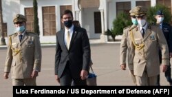 Le secrétaire américain à la défense Mark Esper (au centre) à Alger, en Algérie.