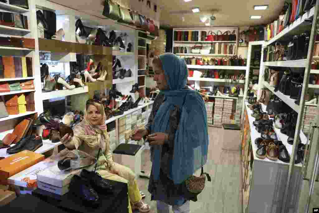 خبرگزاری آسوشیتدپرس در مجموعه عکس هایی با عنوان «زندگی روزانه در ایران» این عکس را منتشر کرده است. این خبرگزاری نوشت، تنش بین آمریکا و ایران افزایش یافته و توافق هسته‌ای در آستانه برهم خوردن است. 