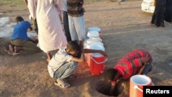 Des citoyens creusent de trous près du rivage pour obtenir de l'eau du Nil blanc alors que les affrontements entre les forces paramilitaires de soutien rapide et l'armée soudanaise se poursuivent. Khartoum, 6 mai 2023. Reuters 