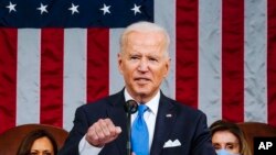 លោកប្រធានាធិបតី Joe Biden ថ្លែងសុន្ទរកថាសម័យប្រជុំសភារួមគ្នាកាលពីថ្ងៃពុធ ទី២៨ ខែមេសា នៅវិមានរដ្ឋសភា ក្នុងរដ្ឋធានីវ៉ាស៊ីនតោន។ (រូបថត AP)