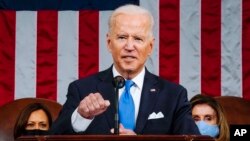 Peringkat popularitas Presiden Joe Biden konsisten di kisaran 63%, menurut jejak pendapat terbaru. 