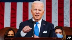 Presiden AS Joe Biden menyampaikan pidato di hadapan sidang gabungan Kongres, Rabu malam (28/4). 