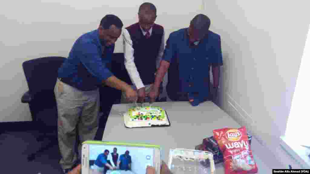 Ezra Fessahaye, Usman Kabara &amp; Ibrahim Jarmai su na kokarin yanka kek.
