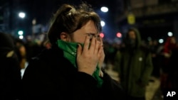 Une militante pro-avortement après le vote contre la légalisation de l'IVG au cours des 14 premières semaines de grossesse, près du Congrès à Buenos Aires, Argentine, le 9 août 2018.