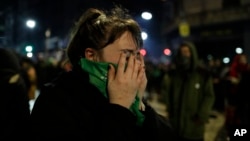 Una activista a favor del aborto se cubre la cara después que el Senado argentino rechazara un proyecto de ley que hubiera legalizado el aborto, frente al Congreso en Buenos Aires, el jueves, 9 de agosto de 2018.