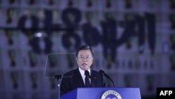 문재인 한국 대통령이 25일 경기도 성남 서울공항에서 열린 한국전쟁 70주년 행사에 참석해 연설하고 있다. 
