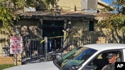 Un guardia de seguridad vigila el exterior del Centro Islámico de Palm Springs en Coachella, California, la cual fue quemada parcialmente el viernes por la noche.