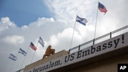 Un cartel da la bienvenida al complejo de la embajada de EE.UU. en Jerusalén previo a su inauguración el lunes, 14 de mayo, de 2018.