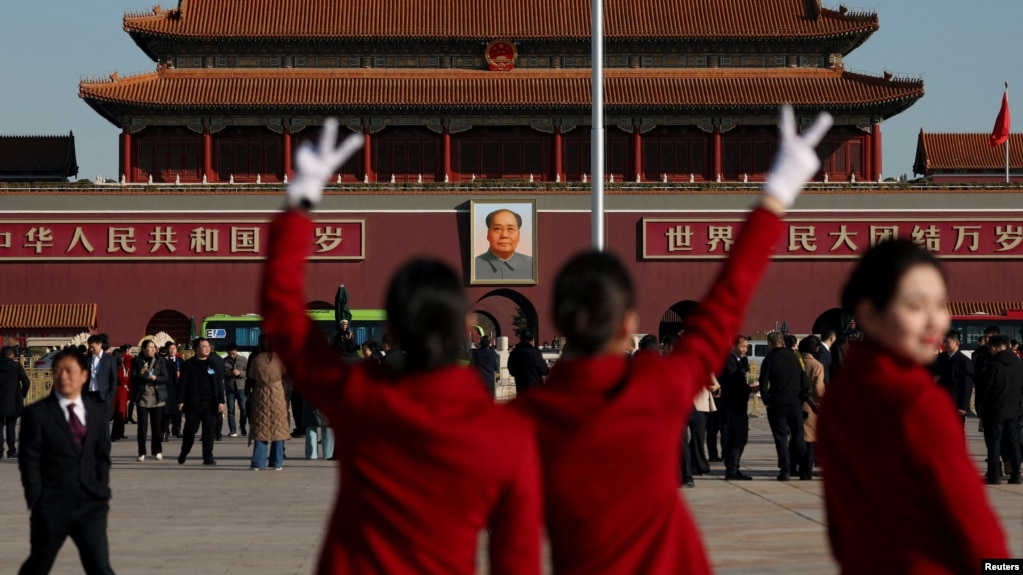 2024年3月8日全国人民代表大会的女服务员在天安门广场合影