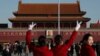 ARCHIVO - Asistentes posan para fotografías en la Plaza de Tiananmen mientras esperan a los delegados que asisten a la segunda sesión plenaria del Congreso Nacional del Pueblo (APN), en Beijing, China, el 8 de marzo de 2024.