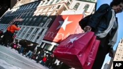 De compras en Nueva York. El índice de confianza del consumidor ha caído en noviembre.