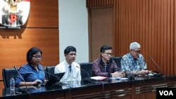 Wakil Ketua Komisi Pemberantasan Korupsi (KPK) Laode Muhammad Syarif (dua dari kiri) dalam jumpa pers di kantornya, Kamis, 19 September 2019. (Foto: Fathiyah Wardah/VOA)