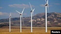 Des éoliennes fonctionnent dans un parc éolien près de Milford, dans l'Utah, le 21 mai 2012. 