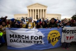 '불법체류 청년 추방유예'(DACA) 정책 및 '임시보호지위'(TPS) 존속을 요구하는 시위대가 10일 미 워싱턴 DC 대법원 앞에서 시위하고 있다.