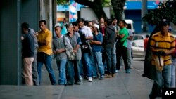Un total de 3.900 funcionarios, entre Fuerza Armada Nacional Bolivariana (FANB), Policía Nacional Bolivariana (PNB), de la Superintendencia Nacional para la Defensa de los Derechos Socioeconómicos (Sundde) y la Superintendencia Nacional de Gestión Agroalimentaria (Sunagro) estarán desplegados en los establecimientos panaderos de Caracas para fiscalizar sus procesos productivos.