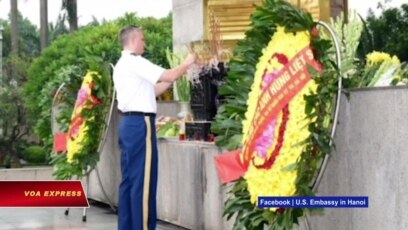 Tùy viên quân sự Mỹ viếng đài tưởng niệm liệt sĩ cộng sản Việt Nam