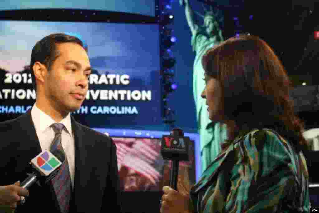 San Antonio Mayor Julian Castro is interviewed by VOA Spanish reporter, Lina Correa, prior to his Tuesday night speech at the Democratic Convention in Charlotte, NC. Photo Credits: Ramon Taylor 